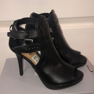 Never worn peep toe heels 👠